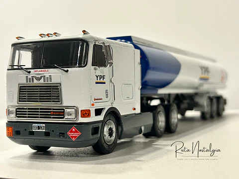 International Eagle 9700 Cabover (1997) – YPF Cisterna Combustible – Colección Camiones Americanos 1:43
