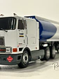 International Eagle 9700 Cabover (1997) – YPF Cisterna Combustible – Colección Camiones Americanos 1:43 - Miniatura 1
