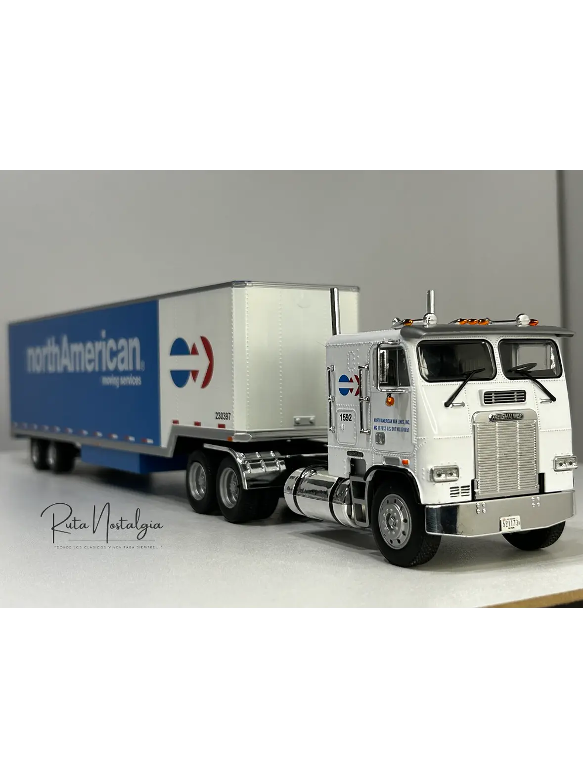 Freightliner FLA NorthAmerican – Camión Clásico Americano – 1:43 5