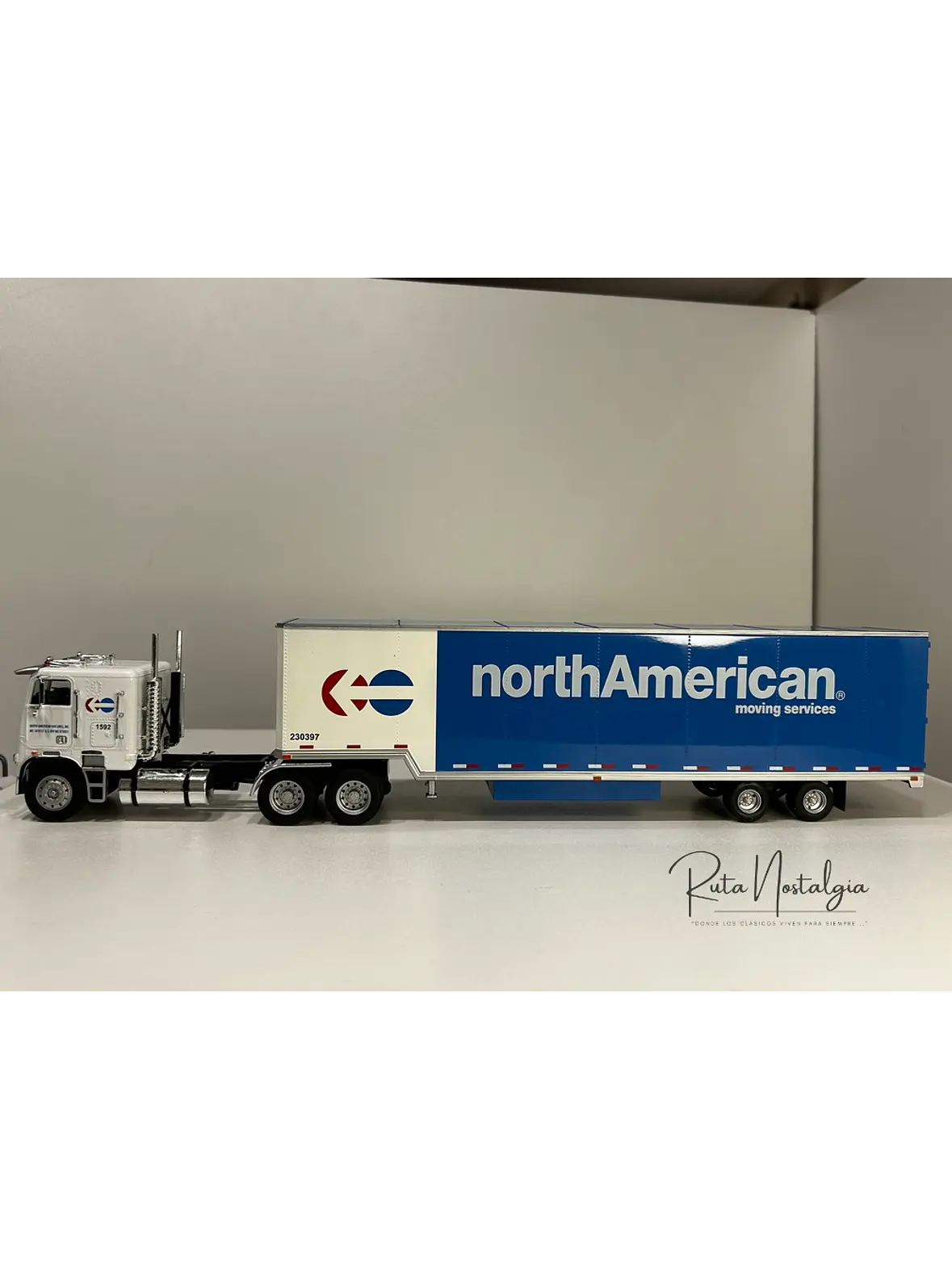 Freightliner FLA NorthAmerican – Camión Clásico Americano – 1:43 10