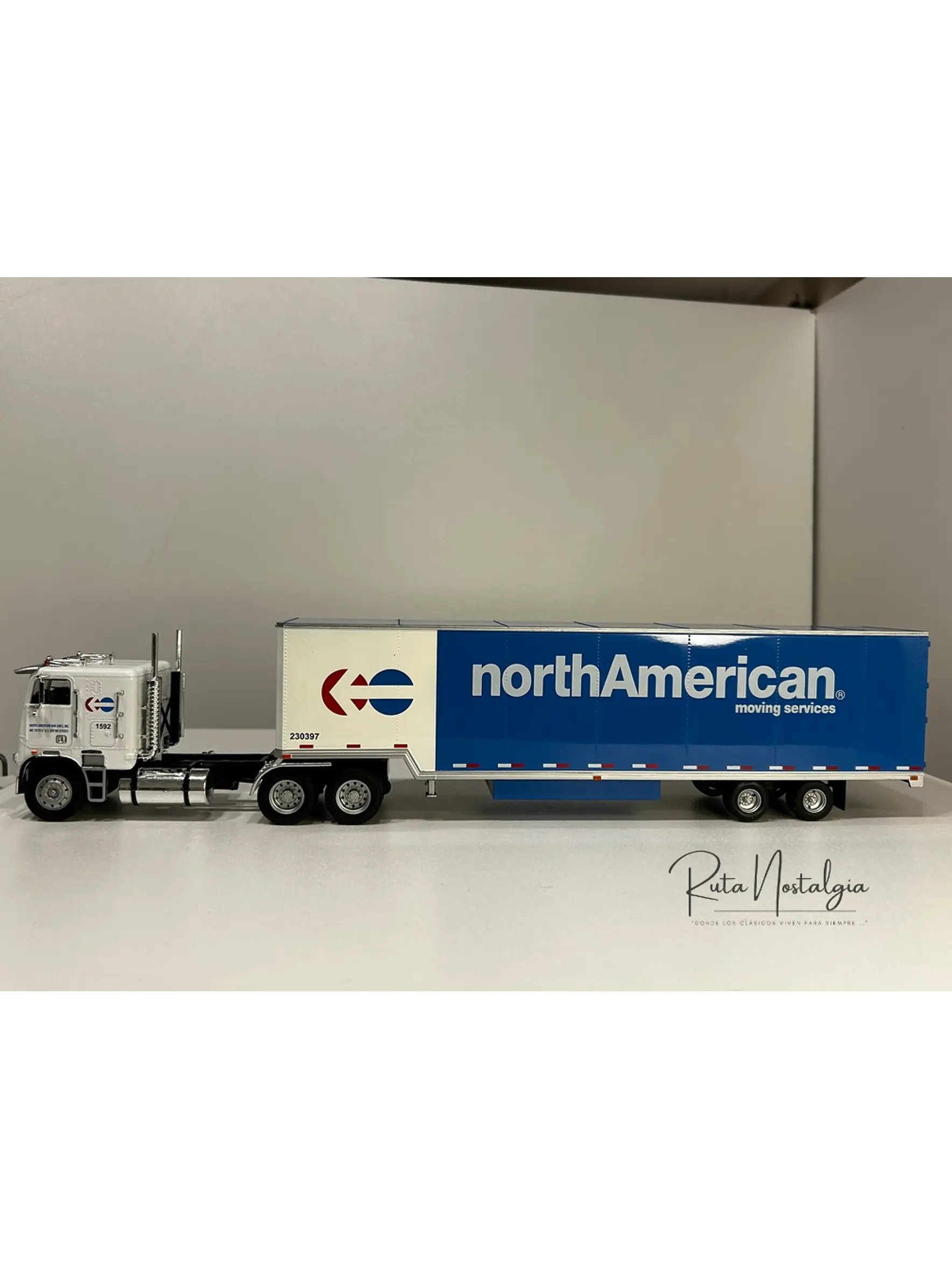 Freightliner FLA NorthAmerican – Camión Clásico Americano – 1:43 10