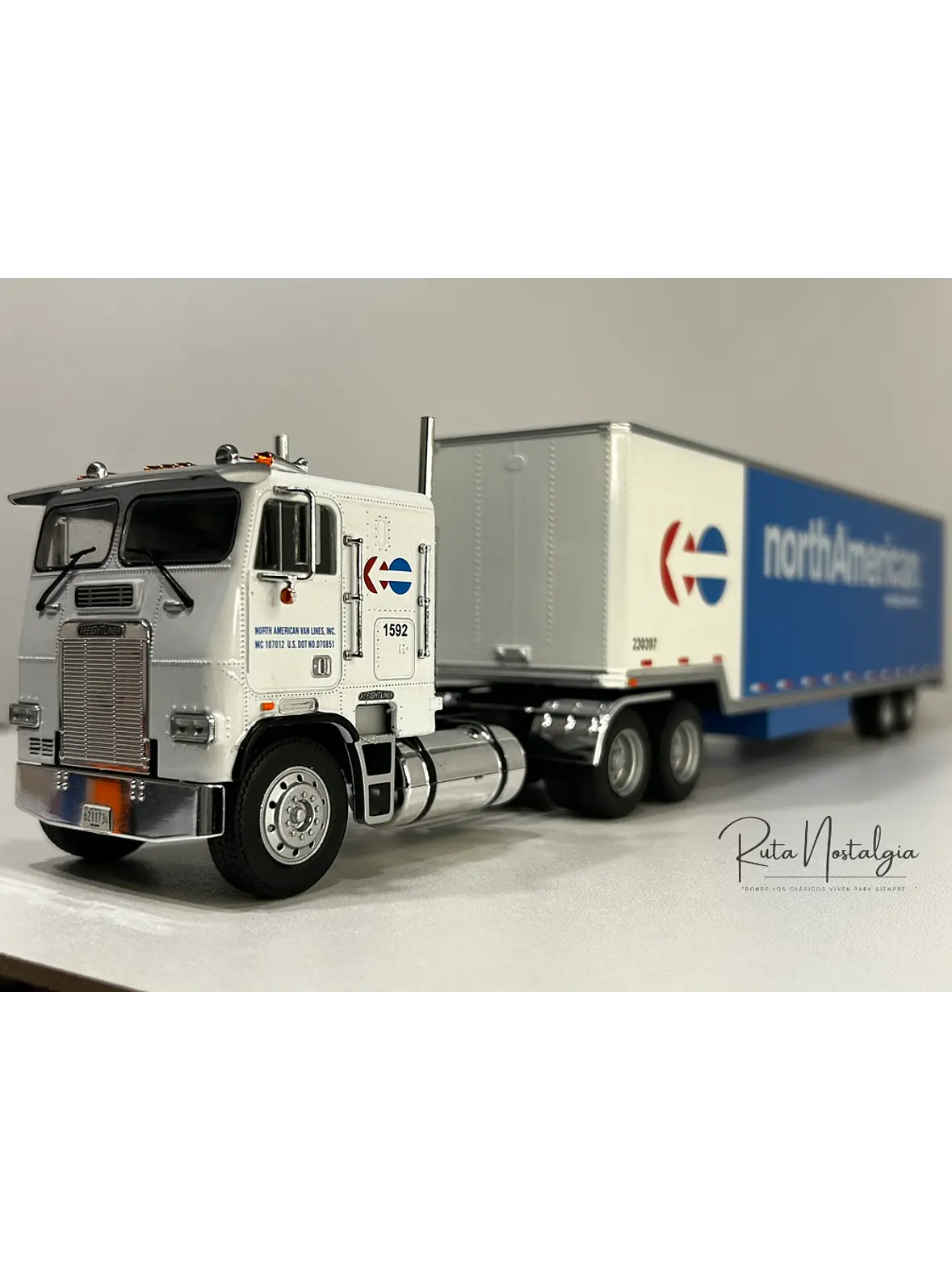 Freightliner FLA NorthAmerican – Camión Clásico Americano – 1:43 1