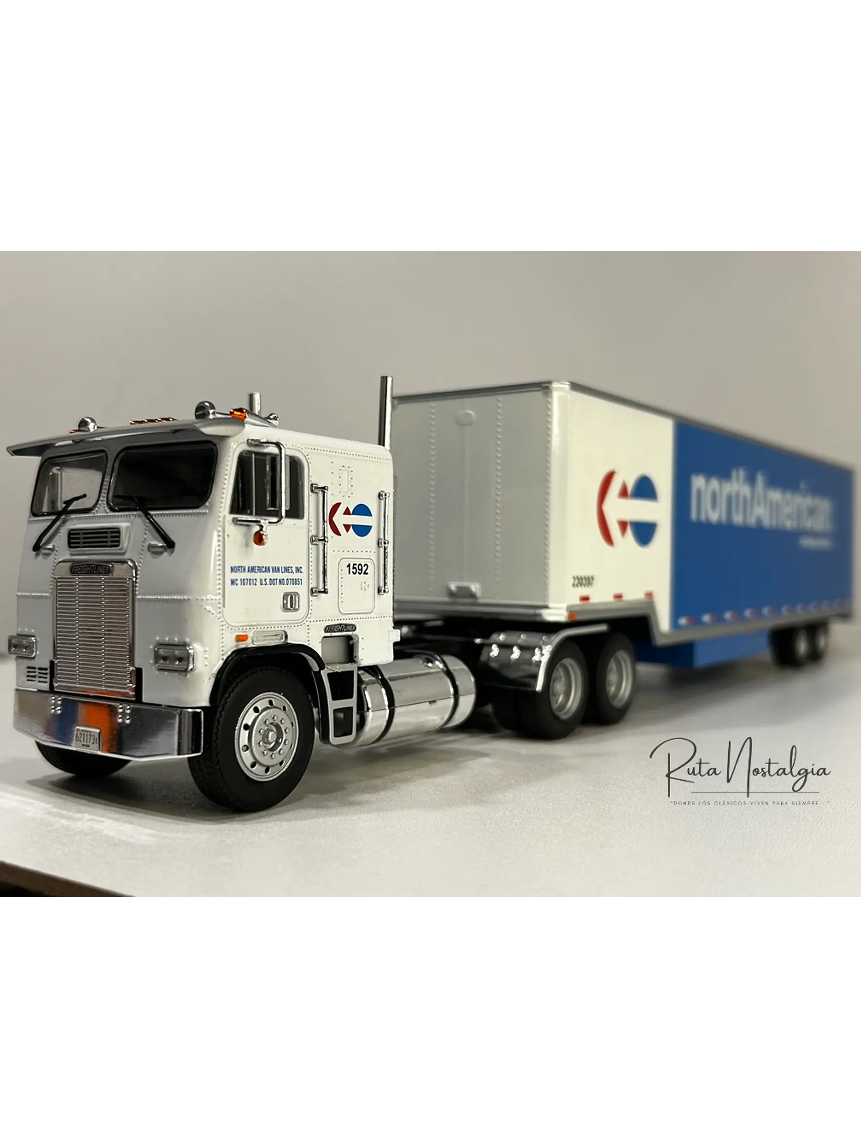 Freightliner FLA NorthAmerican – Camión Clásico Americano – 1:43 1