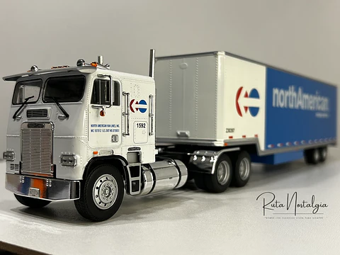 Freightliner FLA NorthAmerican – Camión Clásico Americano – 1:43