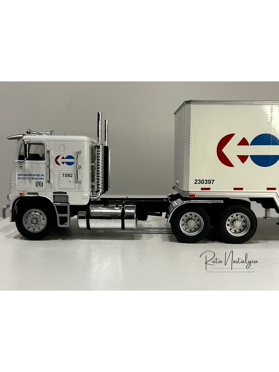 Freightliner FLA NorthAmerican – Camión Clásico Americano – 1:43 11