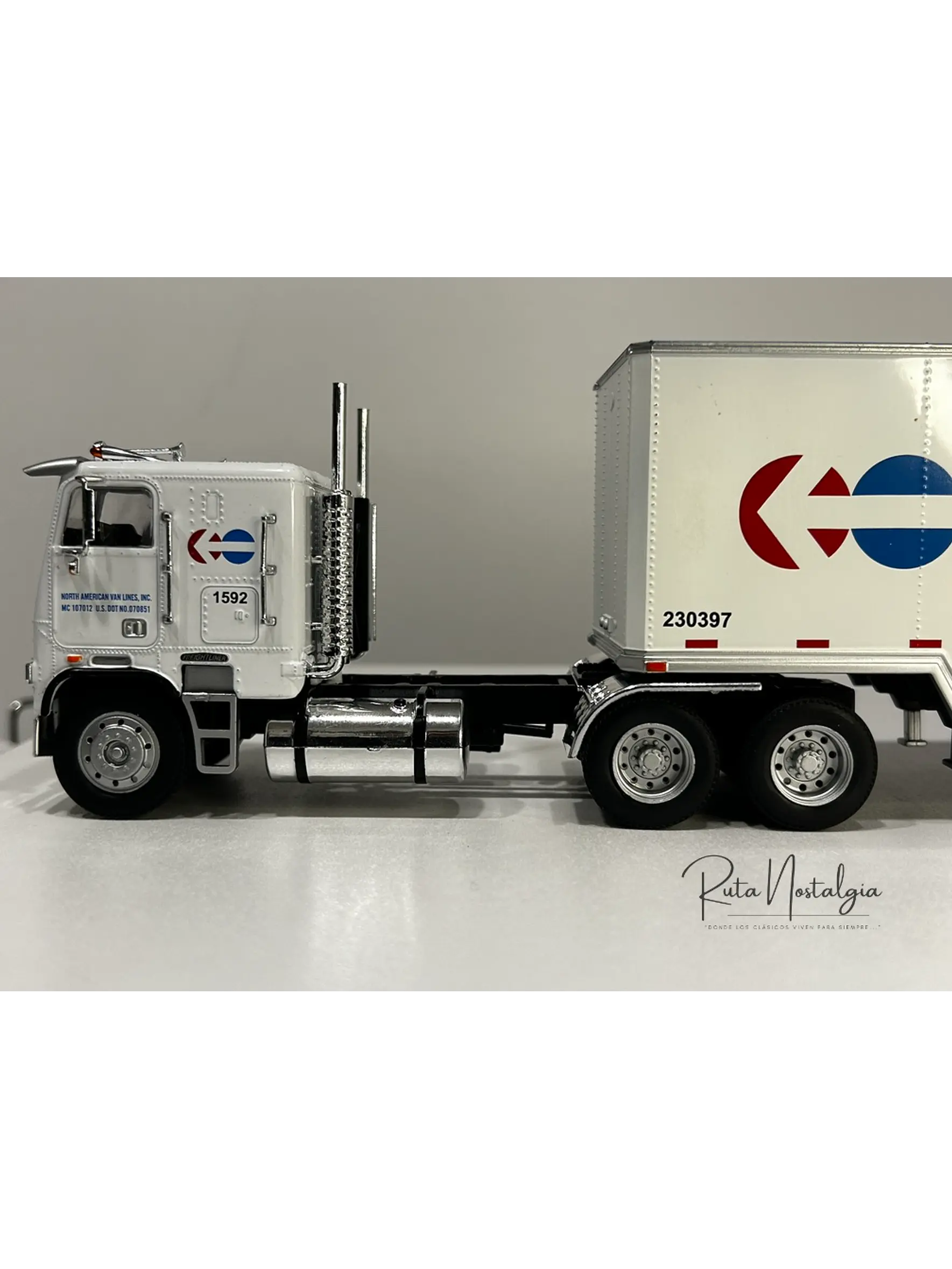 Freightliner FLA NorthAmerican – Camión Clásico Americano – 1:43 11