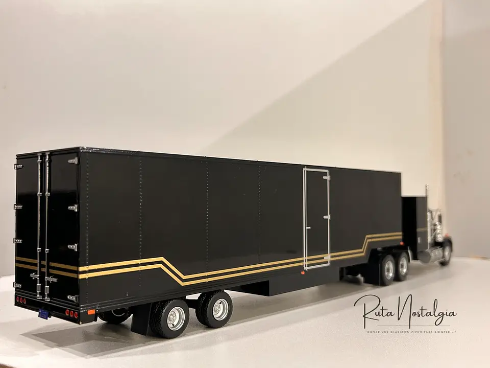El Camión GMC General de El Auto Fantástico en Chile. Modelo con detalles y reparación 8