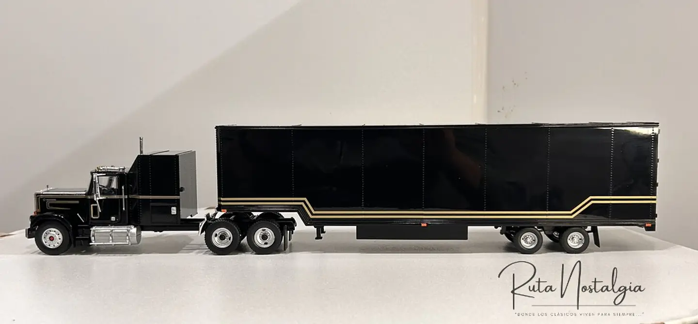 El Camión GMC General de El Auto Fantástico en Chile. Modelo con detalles y reparación 6