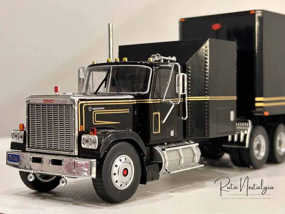 El Camión GMC General de El Auto Fantástico en Chile. Modelo con detalles y reparación 4