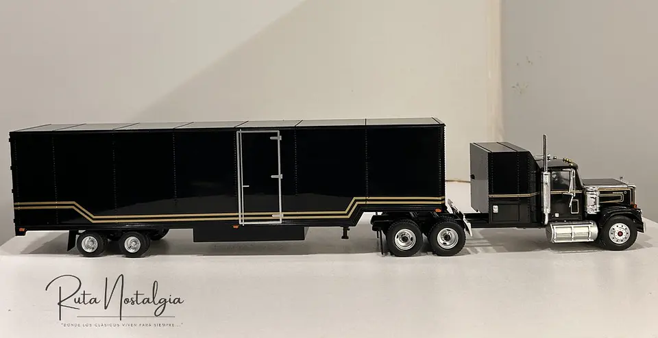 El Camión GMC General de El Auto Fantástico en Chile. Modelo con detalles y reparación 9