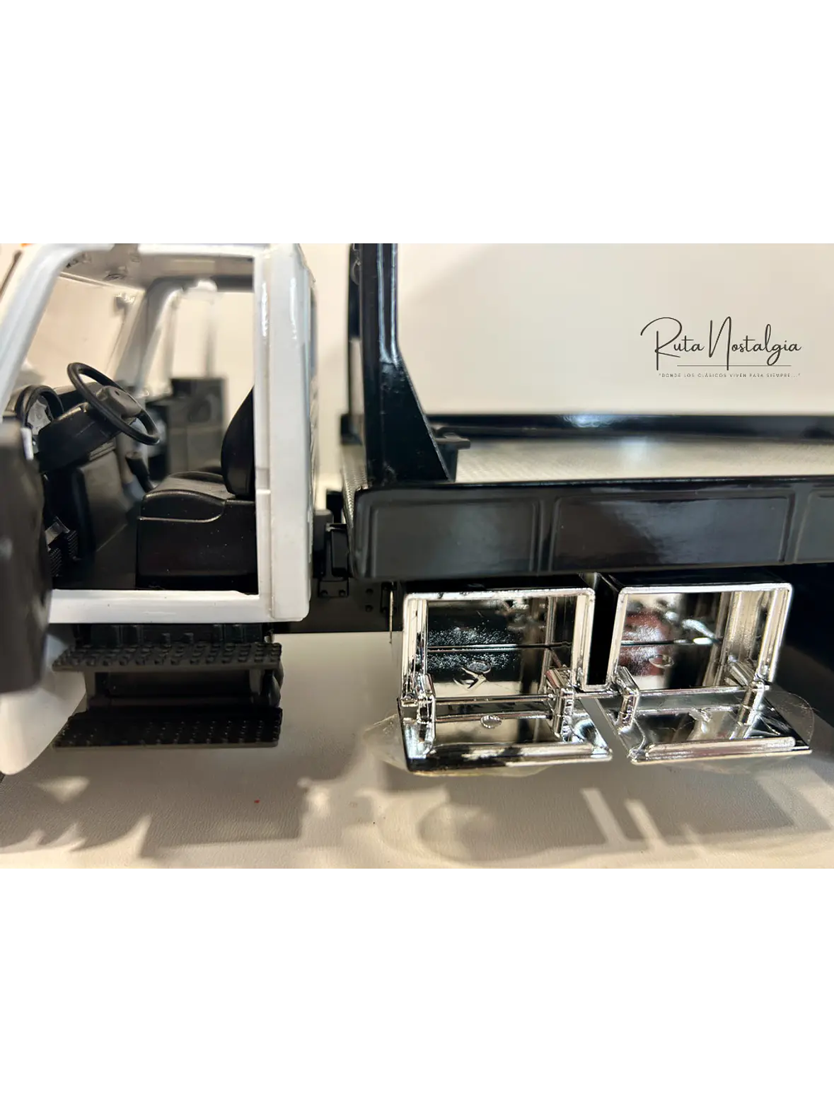 Jada Toys International DuraStar 4400 Flat Bed 1:24 (blanco) – La grúa/plataforma mediana más icónica, en miniatura 5