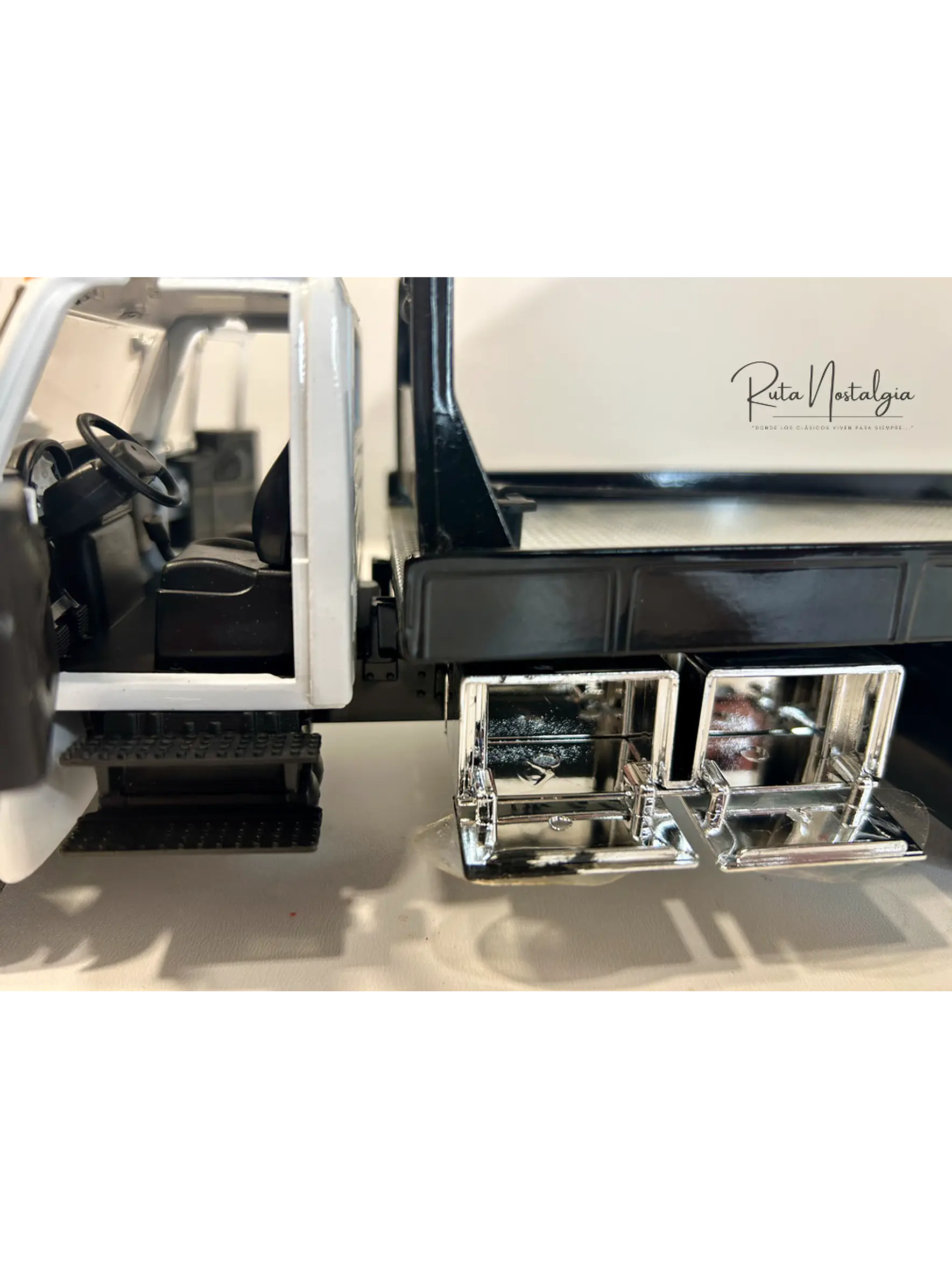 Jada Toys International DuraStar 4400 Flat Bed 1:24 (blanco) – La grúa/plataforma mediana más icónica, en miniatura 5