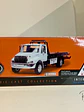Jada Toys International DuraStar 4400 Flat Bed 1:24 (blanco) – La grúa/plataforma mediana más icónica, en miniatura - Miniatura 11