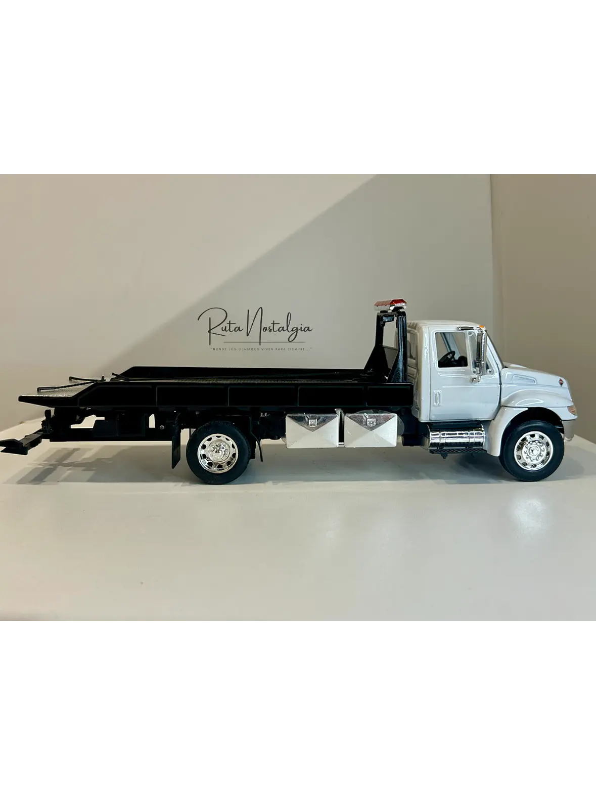 Jada Toys International DuraStar 4400 Flat Bed 1:24 (blanco) – La grúa/plataforma mediana más icónica, en miniatura 10