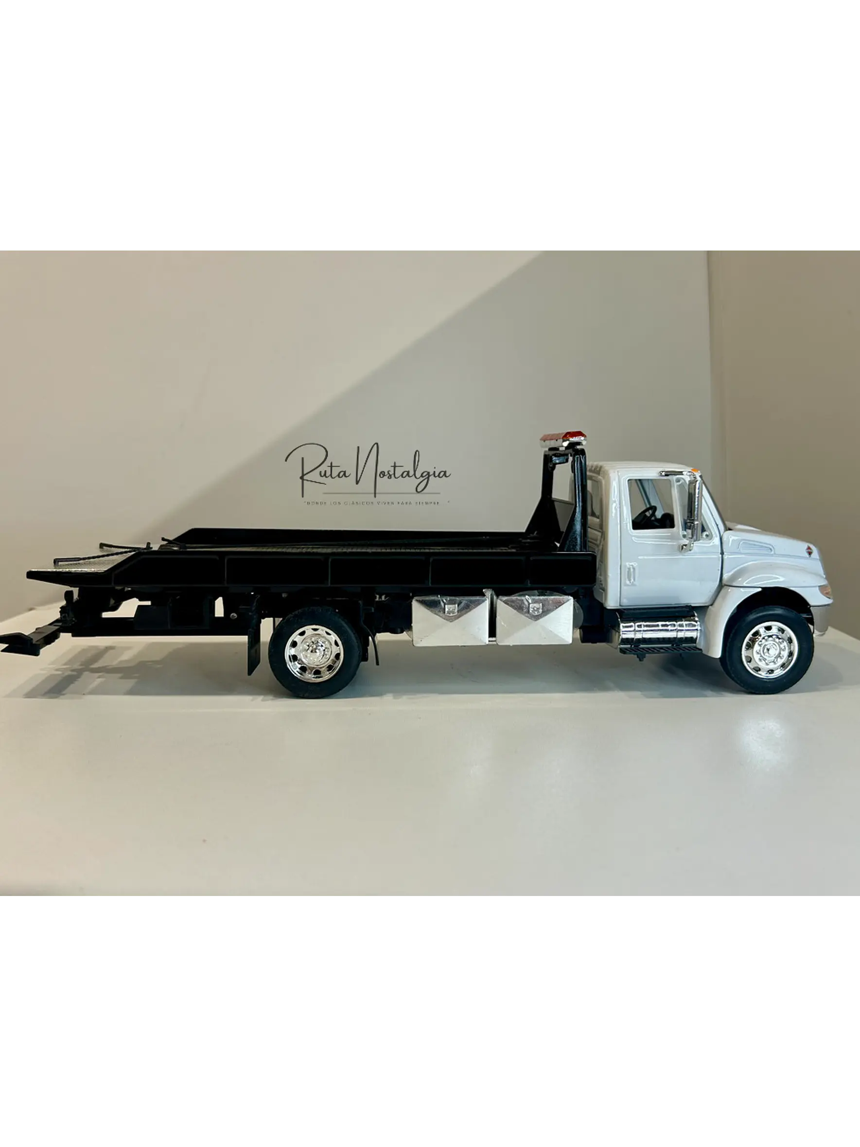 Jada Toys International DuraStar 4400 Flat Bed 1:24 (blanco) – La grúa/plataforma mediana más icónica, en miniatura 10
