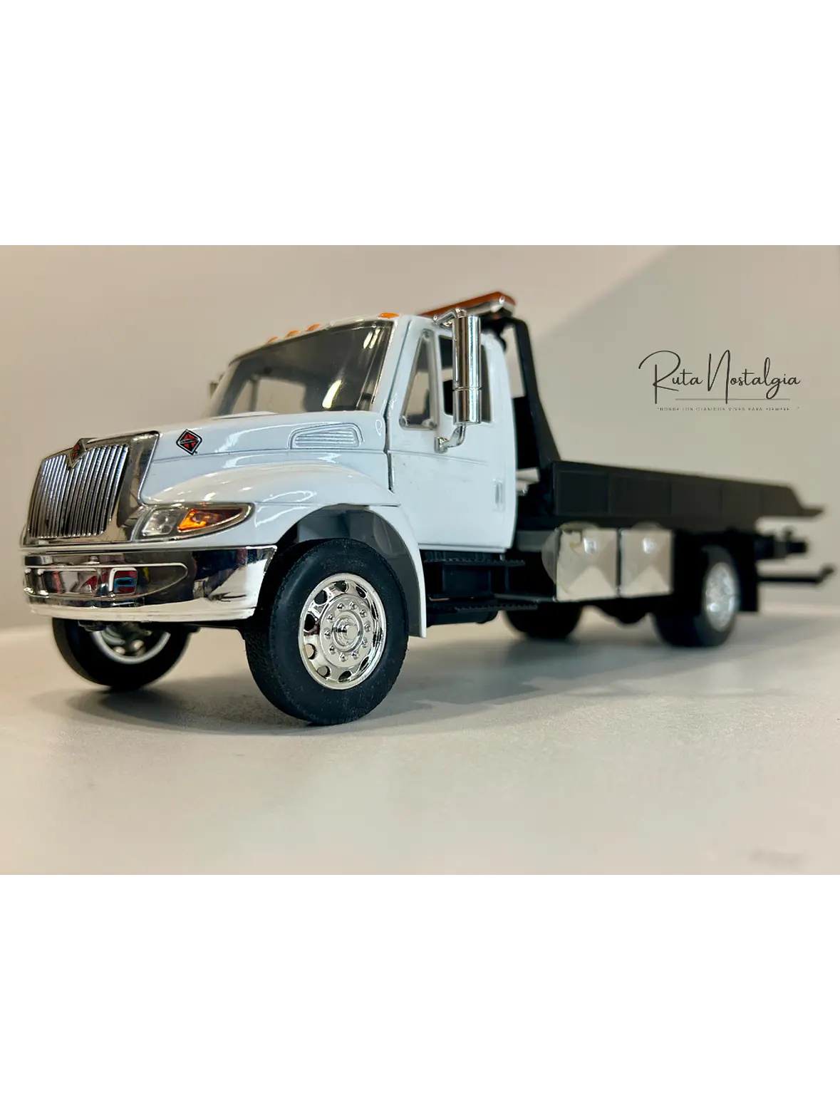 Jada Toys International DuraStar 4400 Flat Bed 1:24 (blanco) – La grúa/plataforma mediana más icónica, en miniatura 4