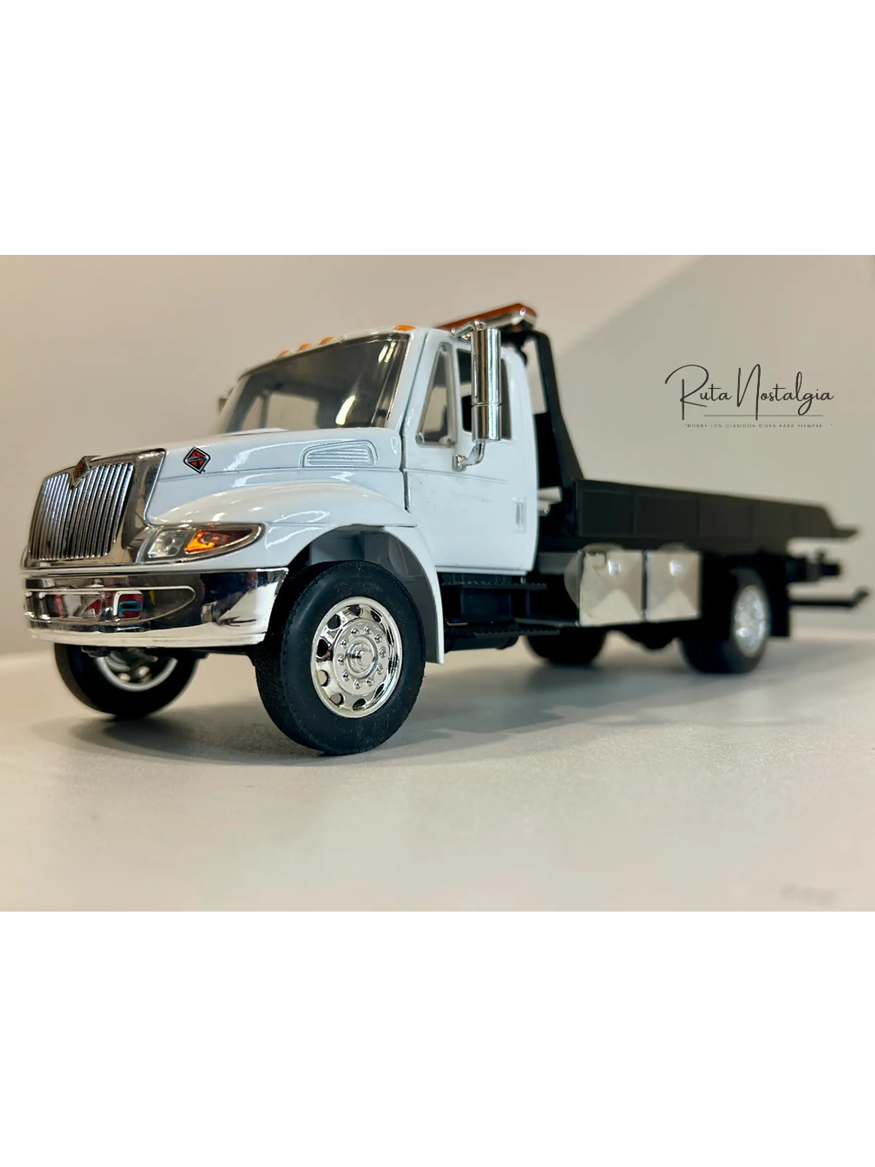 Jada Toys International DuraStar 4400 Flat Bed 1:24 (blanco) – La grúa/plataforma mediana más icónica, en miniatura 4