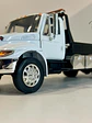 Jada Toys International DuraStar 4400 Flat Bed 1:24 (blanco) – La grúa/plataforma mediana más icónica, en miniatura - Miniatura 4