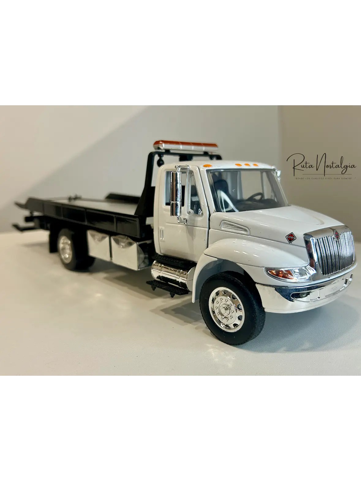 Jada Toys International DuraStar 4400 Flat Bed 1:24 (blanco) – La grúa/plataforma mediana más icónica, en miniatura 1