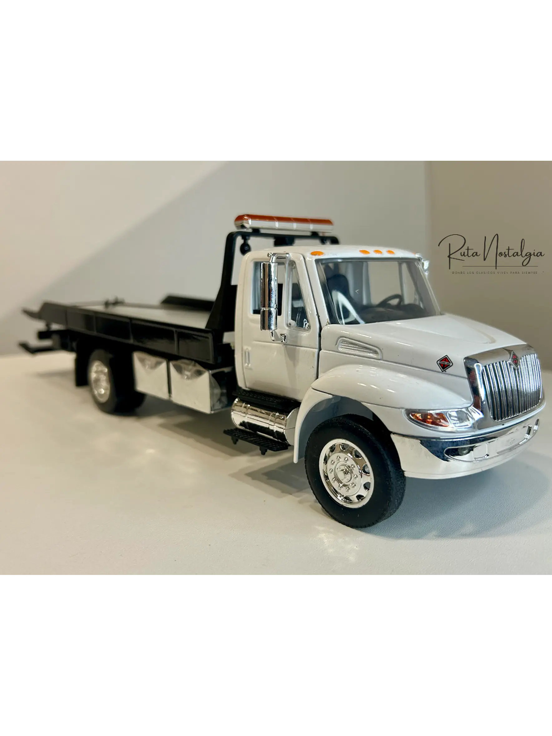 Jada Toys International DuraStar 4400 Flat Bed 1:24 (blanco) – La grúa/plataforma mediana más icónica, en miniatura 1