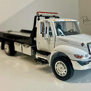 Jada Toys International DuraStar 4400 Flat Bed 1:24 (blanco) – La grúa/plataforma mediana más icónica, en miniatura