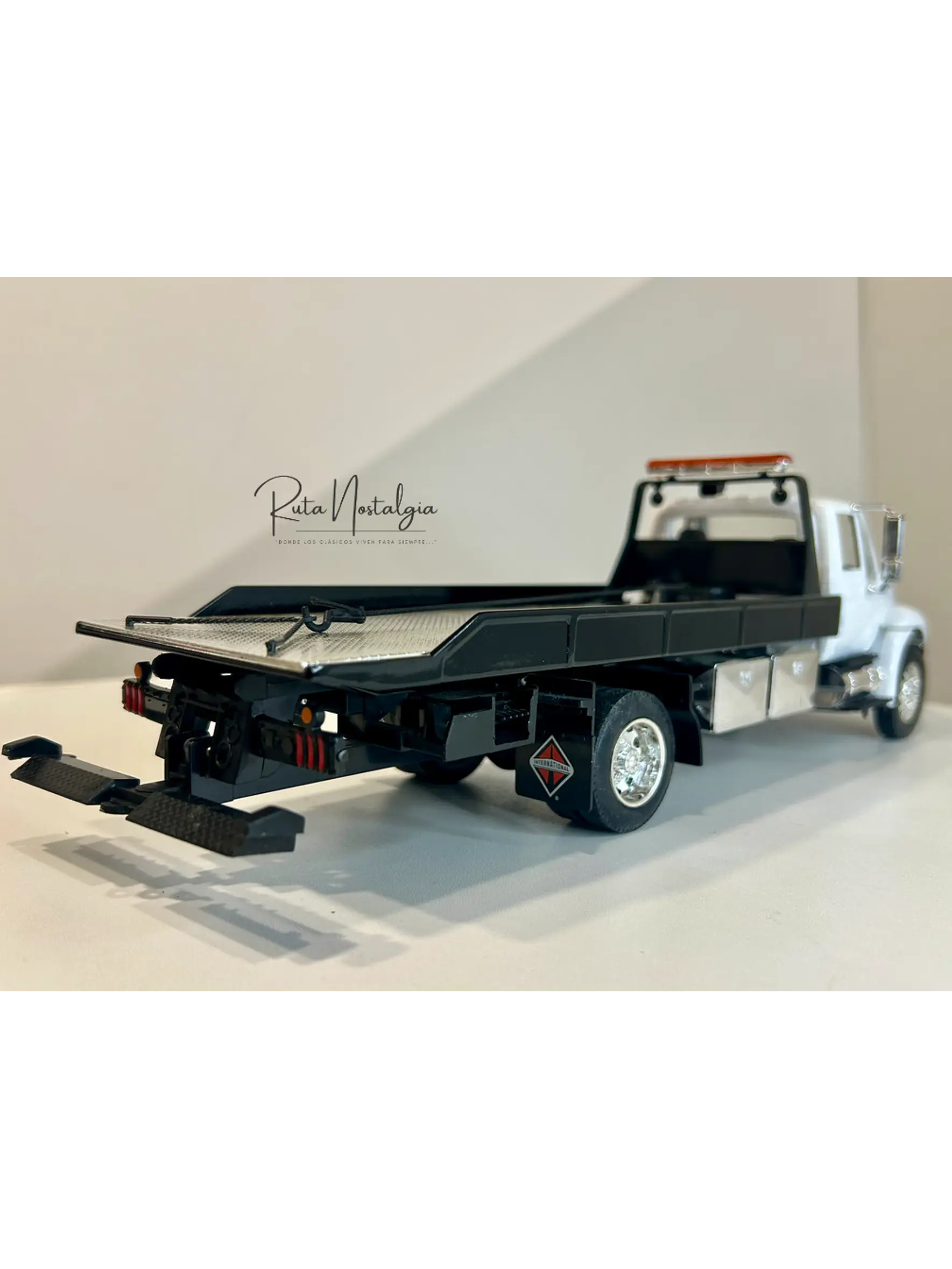 Jada Toys International DuraStar 4400 Flat Bed 1:24 (blanco) – La grúa/plataforma mediana más icónica, en miniatura 9