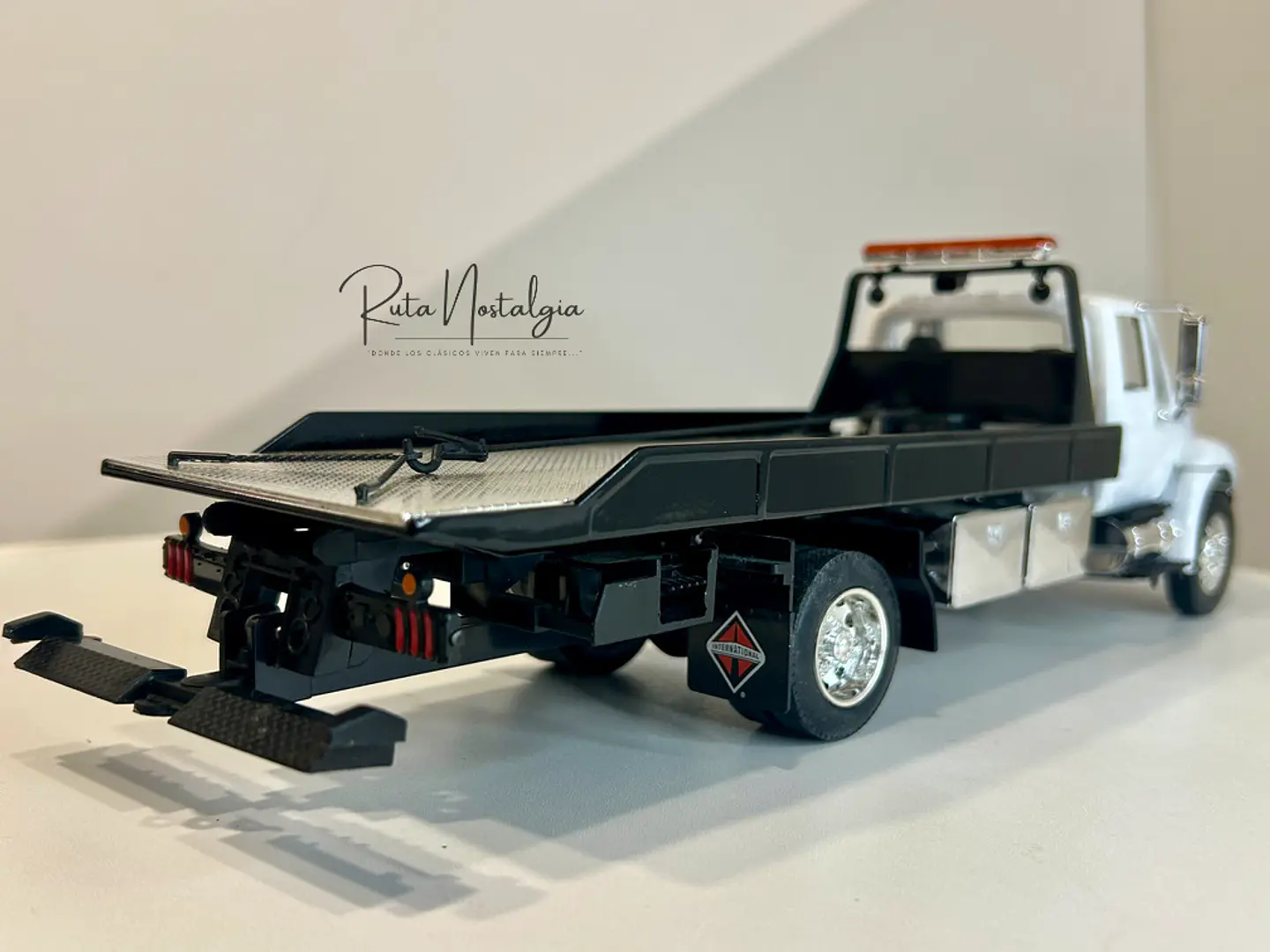 Grúa Jada Toys International DuraStar 4400 Flat Bed 1:24 9