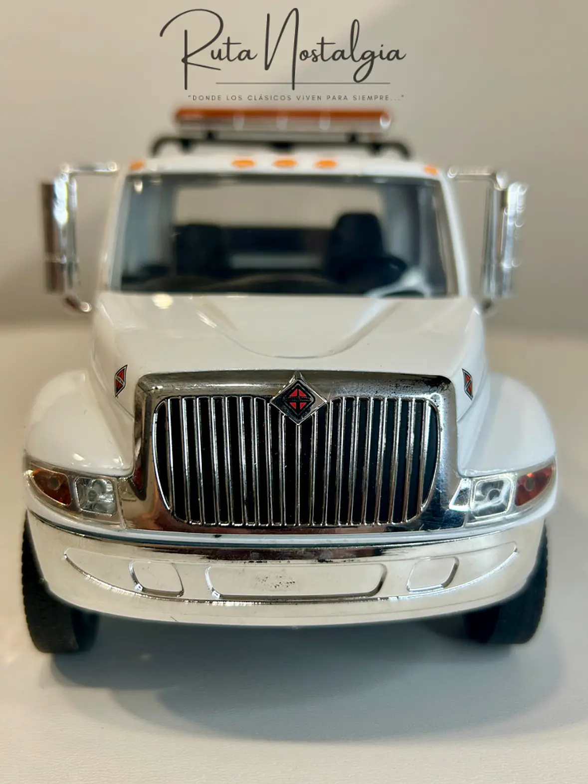 Jada Toys International DuraStar 4400 Flat Bed 1:24 (blanco) – La grúa/plataforma mediana más icónica, en miniatura 2