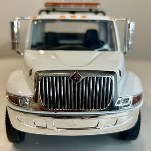 Jada Toys International DuraStar 4400 Flat Bed 1:24 (blanco) – La grúa/plataforma mediana más icónica, en miniatura