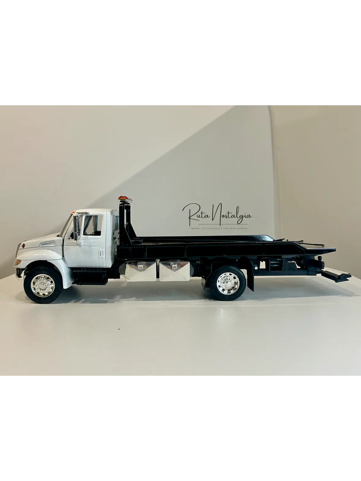 Jada Toys International DuraStar 4400 Flat Bed 1:24 (blanco) – La grúa/plataforma mediana más icónica, en miniatura 6