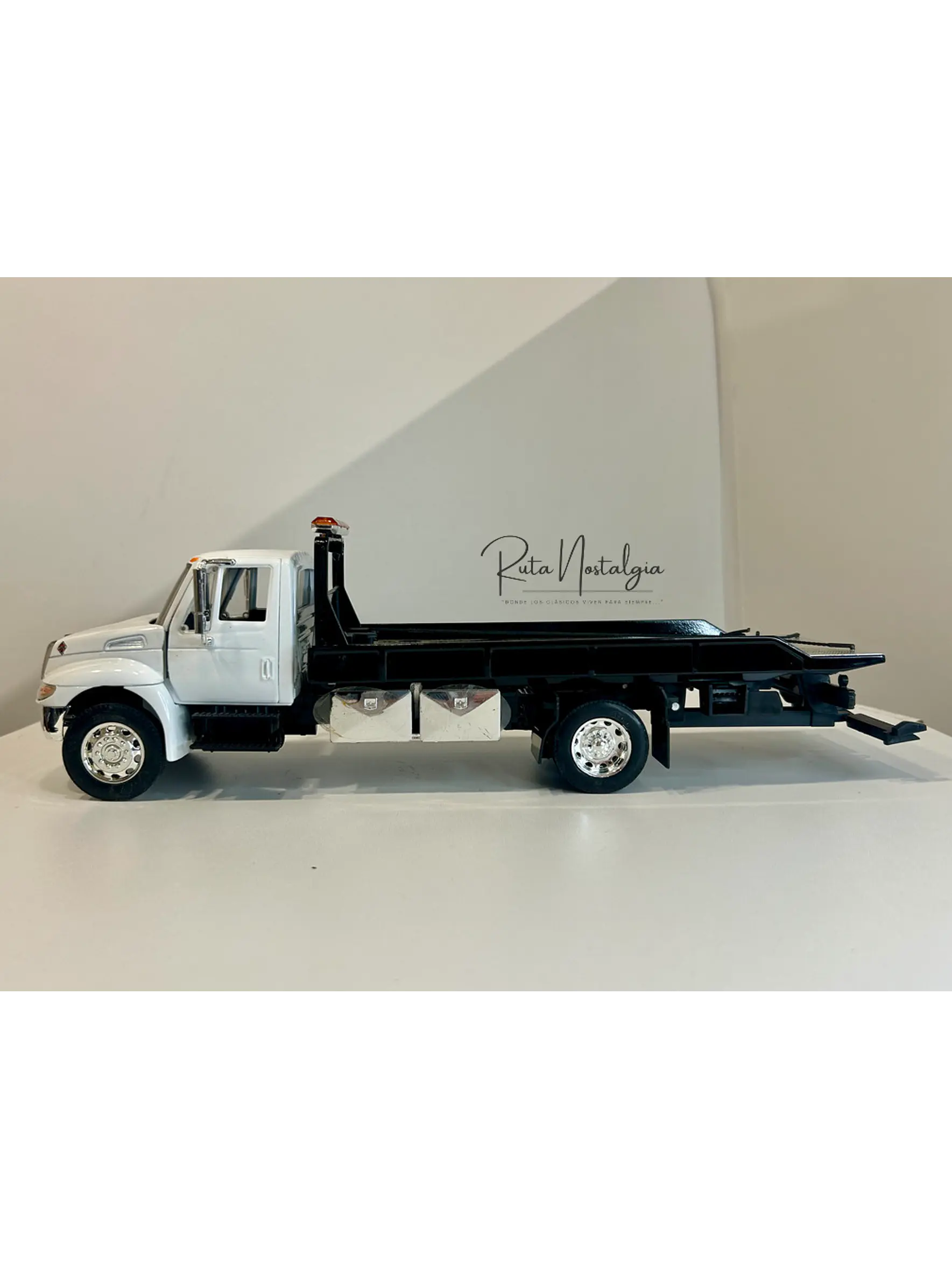 Jada Toys International DuraStar 4400 Flat Bed 1:24 (blanco) – La grúa/plataforma mediana más icónica, en miniatura 6