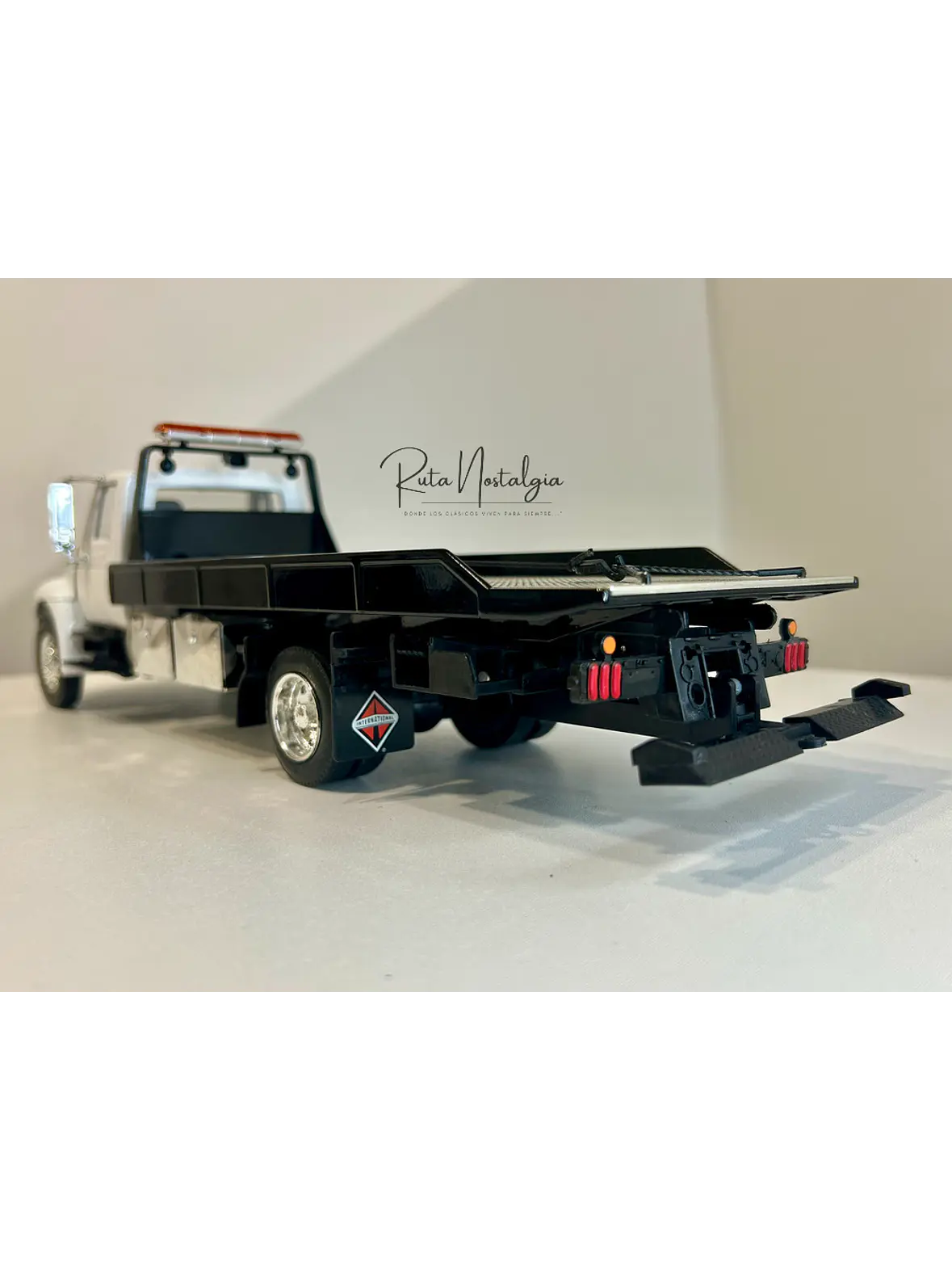 Jada Toys International DuraStar 4400 Flat Bed 1:24 (blanco) – La grúa/plataforma mediana más icónica, en miniatura 7