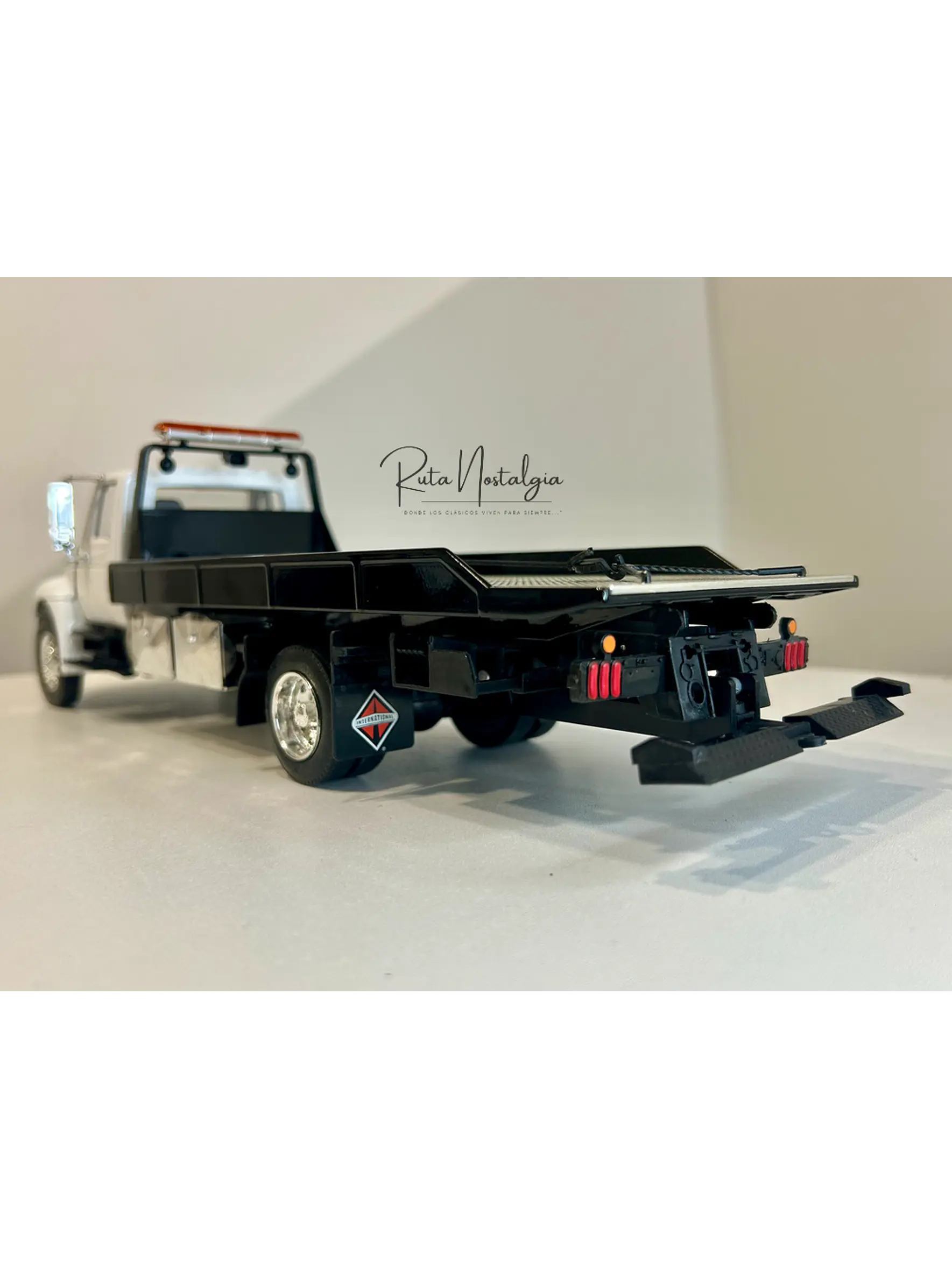 Jada Toys International DuraStar 4400 Flat Bed 1:24 (blanco) – La grúa/plataforma mediana más icónica, en miniatura 7