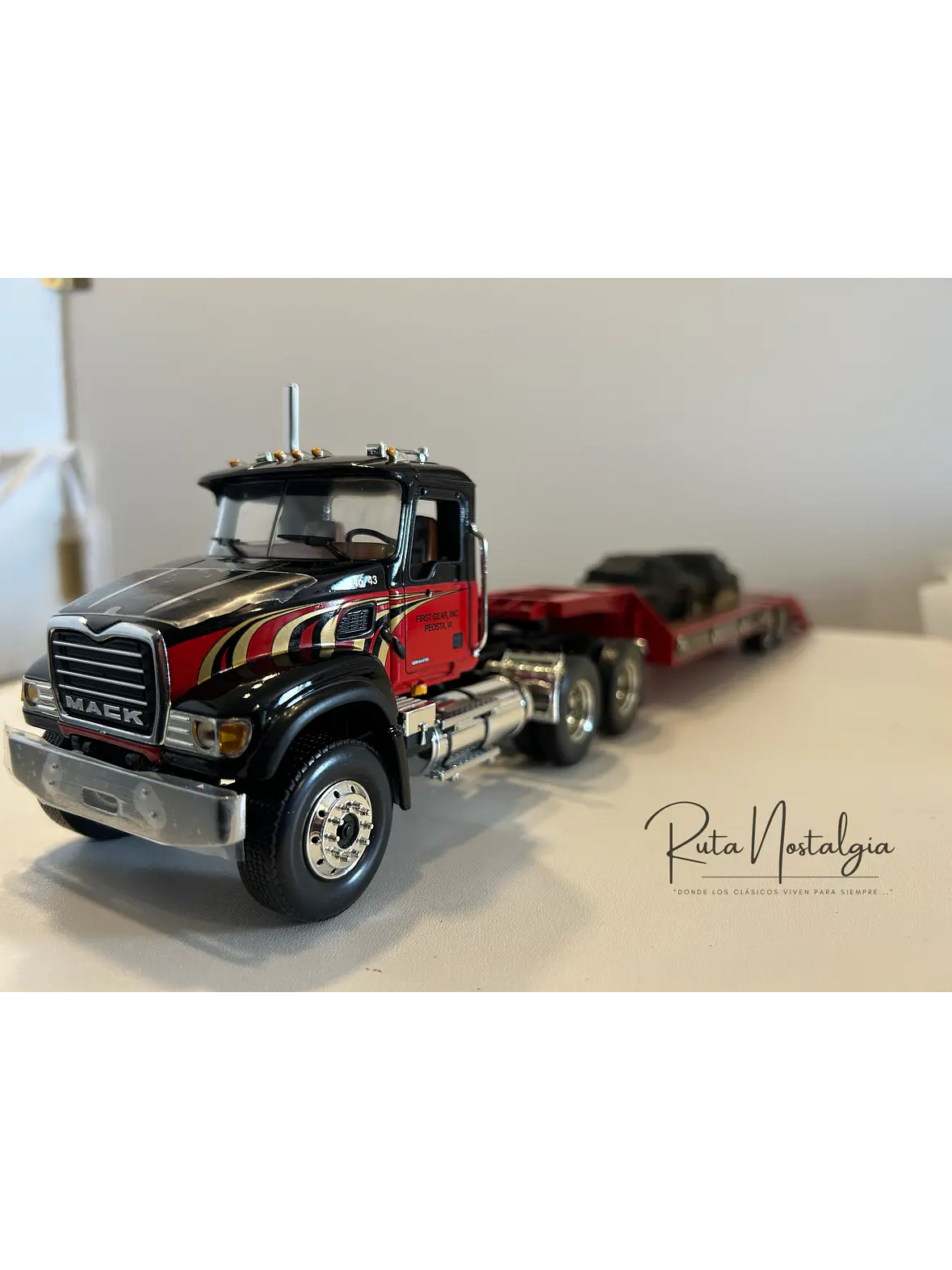 Mack Granite con Rampla Lowboy First Gear 1:34 – Camión americano de carga pesada para coleccionistas y camioneros 5