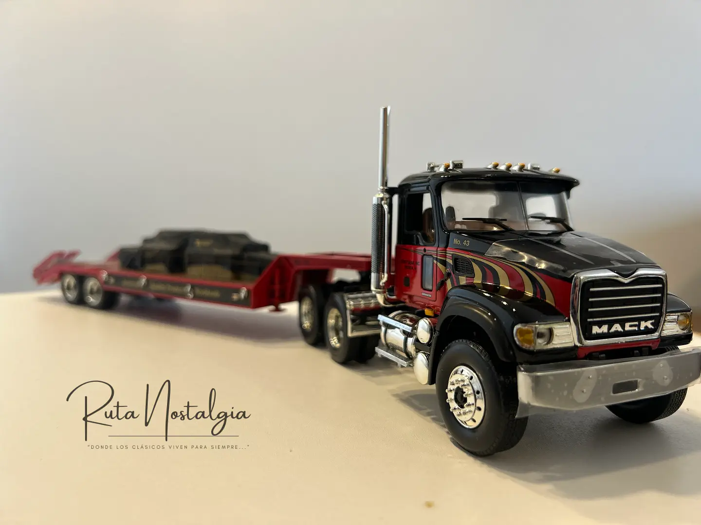 Camión Mack Granite con Rampla Cama Baja | First Gear 1:34 1