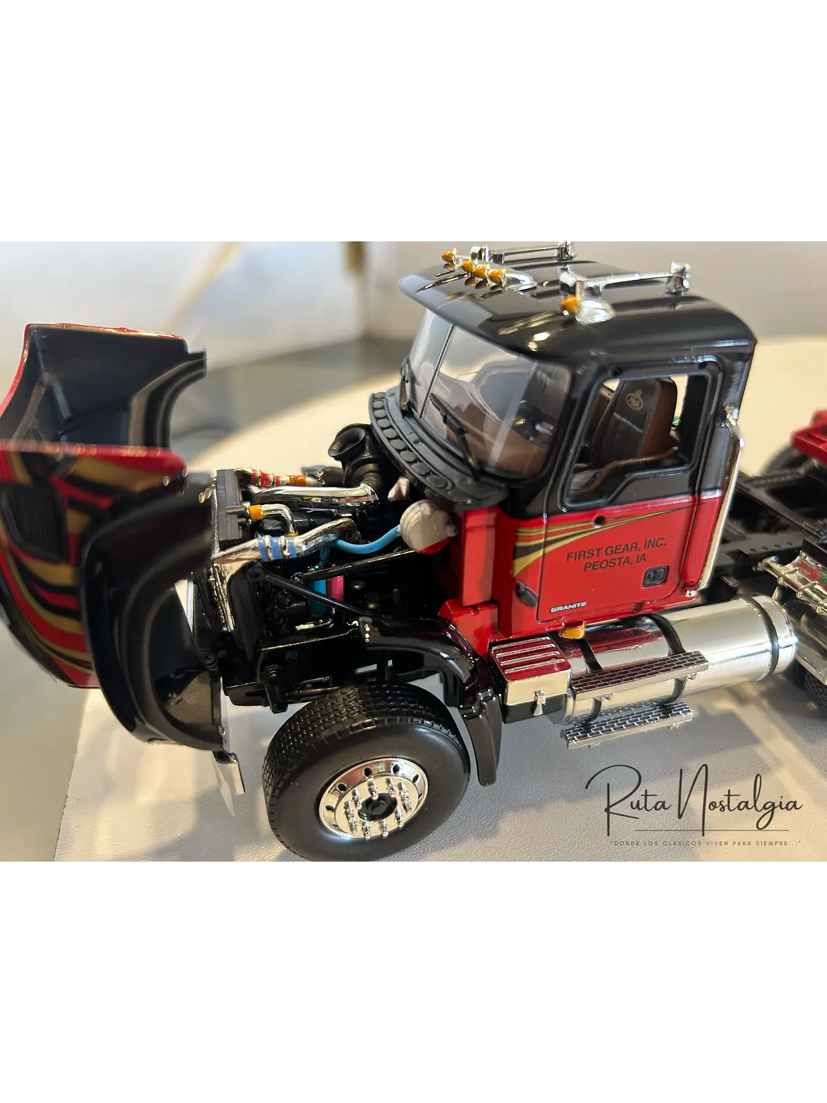 Mack Granite con Rampla Lowboy First Gear 1:34 – Camión americano de carga pesada para coleccionistas y camioneros 4