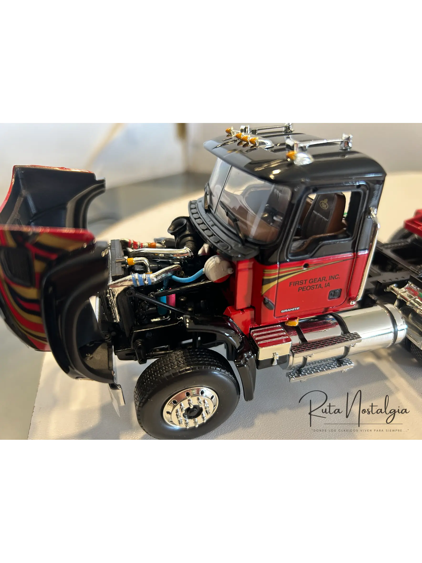 Mack Granite con Rampla Lowboy First Gear 1:34 – Camión americano de carga pesada para coleccionistas y camioneros 4