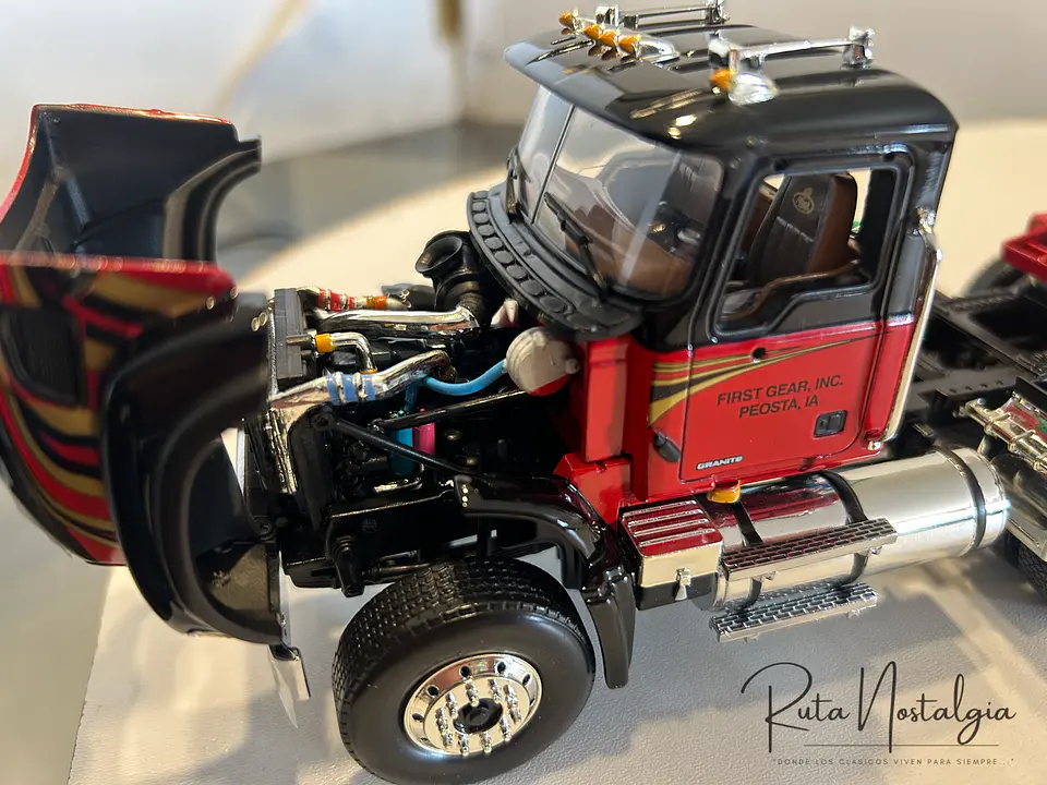 Camión Mack Granite con Rampla Cama Baja | First Gear 1:34 4