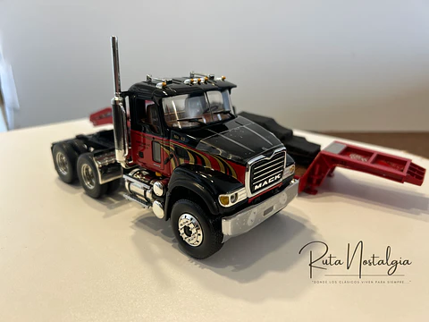 Camión Mack Granite con Rampla Cama Baja | First Gear 1:34