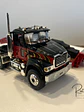 Mack Granite con Rampla Lowboy First Gear 1:34 – Camión americano de carga pesada para coleccionistas y camioneros - Miniatura 2