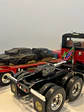 Mack Granite con Rampla Lowboy First Gear 1:34 – Camión americano de carga pesada para coleccionistas y camioneros - Miniatura 3