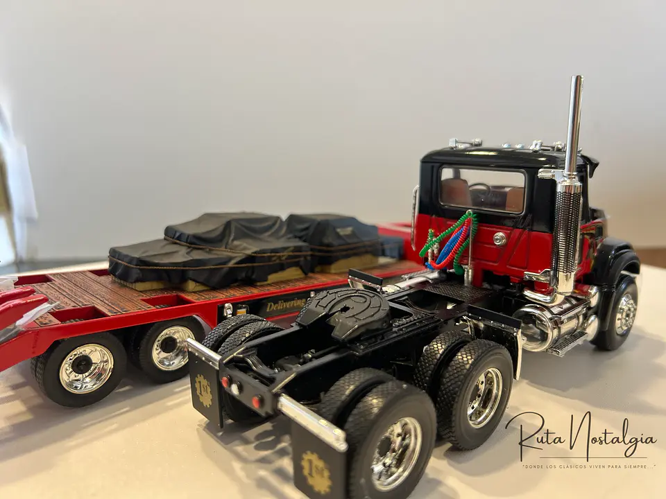 Camión Mack Granite con Rampla Cama Baja | First Gear 1:34 3