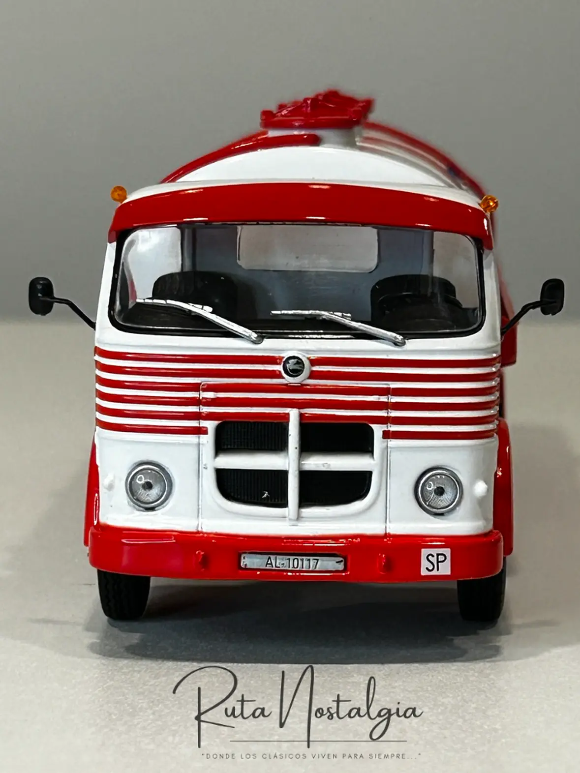 Camión Pegaso Comet 1065 “Agua a Domicilio” 1967 – Altaya/IXO escala 1:43 – Historia en Chile 3