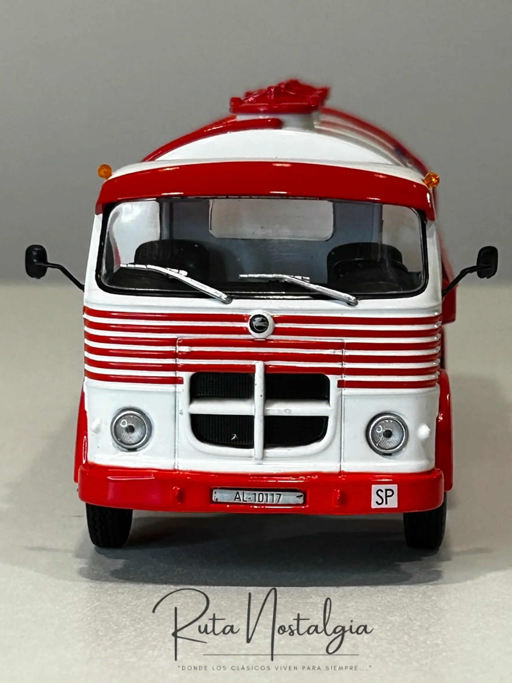Camión Pegaso Comet 1065 “Agua a Domicilio” 1967 – Altaya/IXO escala 1:43 – Historia en Chile 3