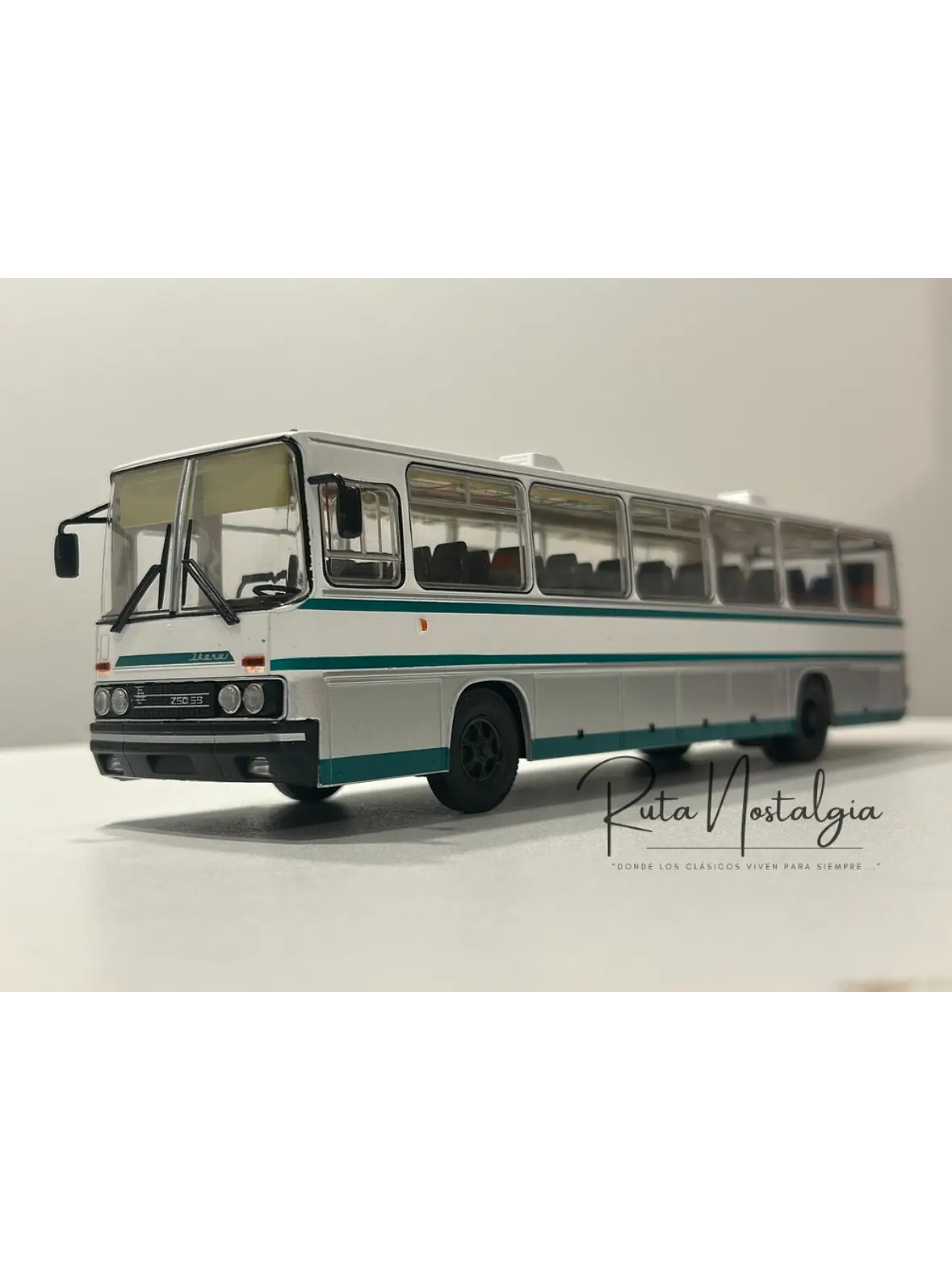 Bus Ikarus 250.59 Premium ClassiXXs 1:43 blanco/verde – Bus interurbano húngaro clásico de colección  3