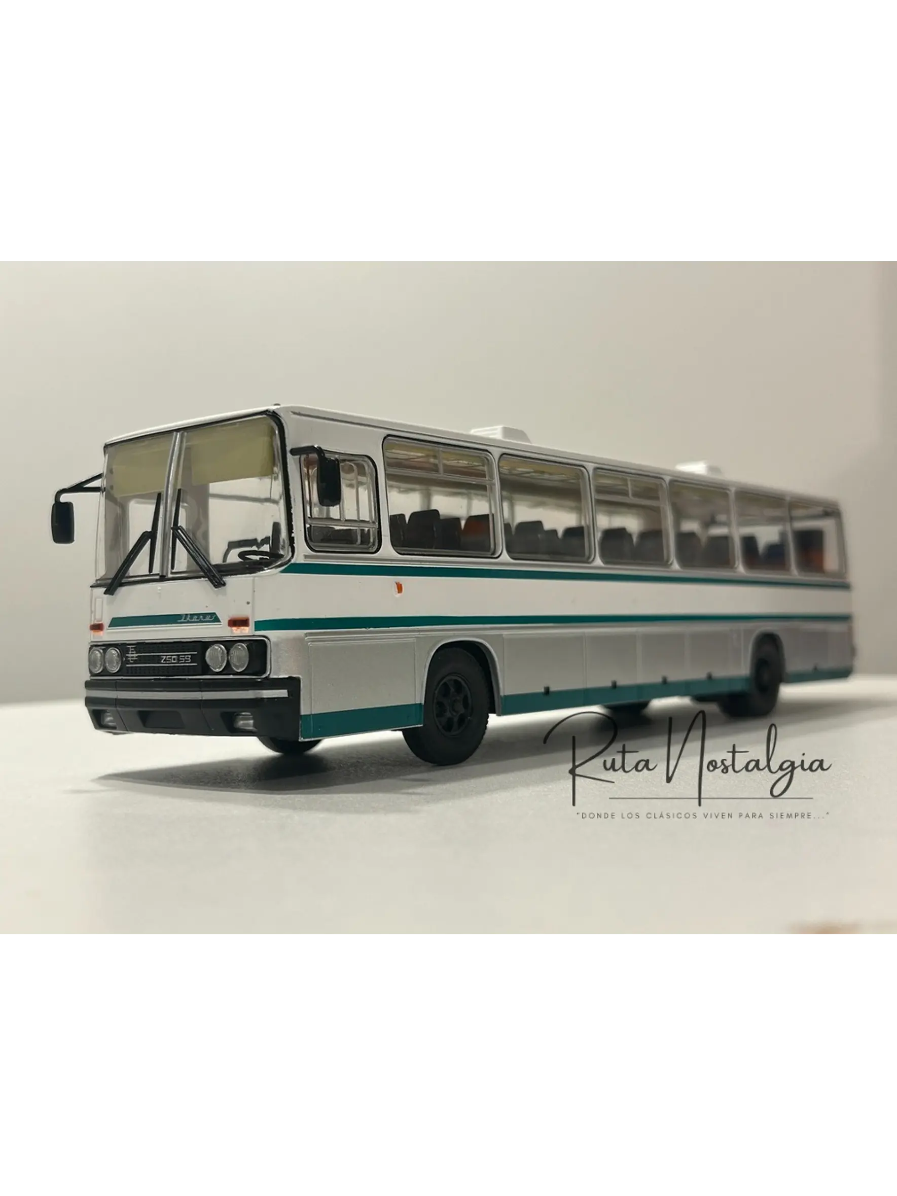 Bus Ikarus 250.59 Premium ClassiXXs 1:43 blanco/verde – Bus interurbano húngaro clásico de colección  3