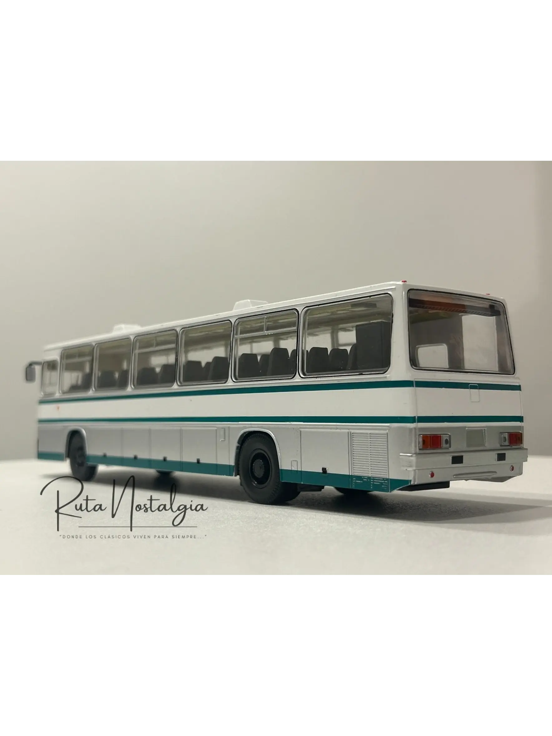 Bus Ikarus 250.59 Premium ClassiXXs 1:43 blanco/verde – Bus interurbano húngaro clásico de colección  5