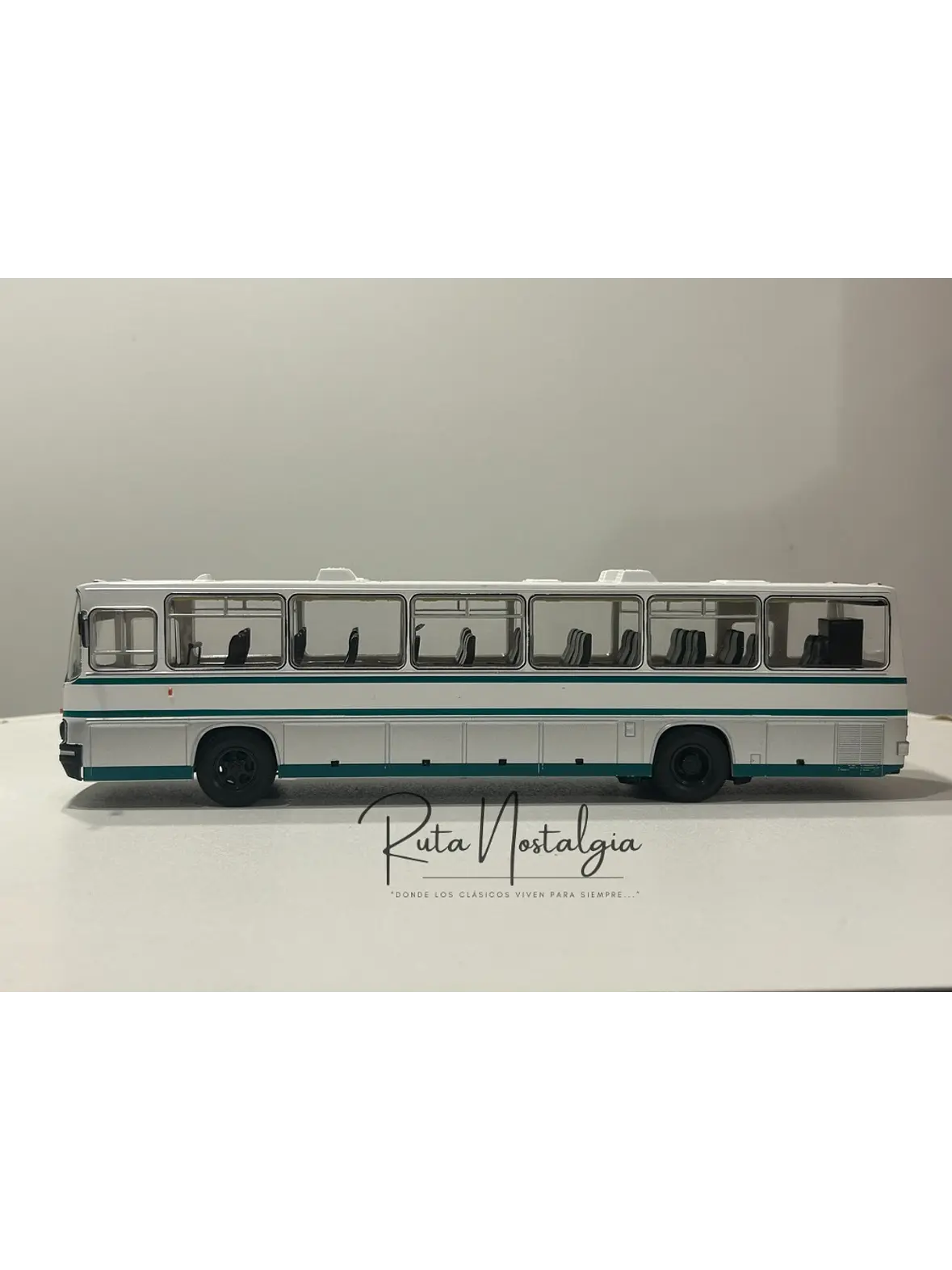Bus Ikarus 250.59 Premium ClassiXXs 1:43 blanco/verde – Bus interurbano húngaro clásico de colección  4