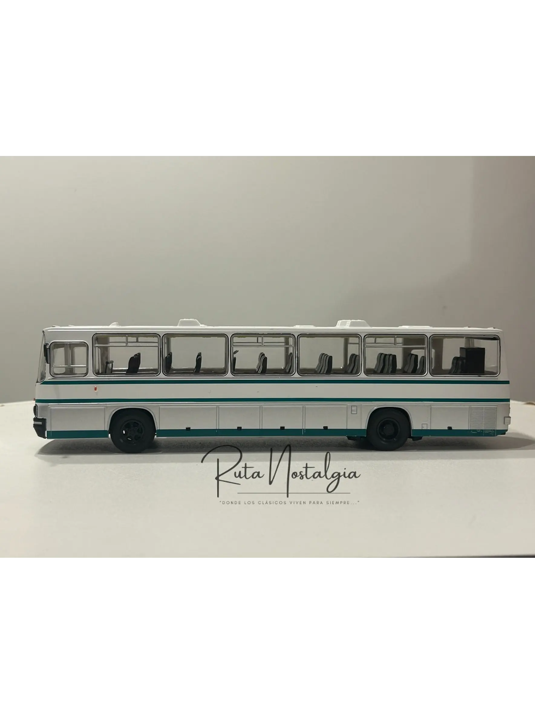 Bus Ikarus 250.59 Premium ClassiXXs 1:43 blanco/verde – Bus interurbano húngaro clásico de colección  4