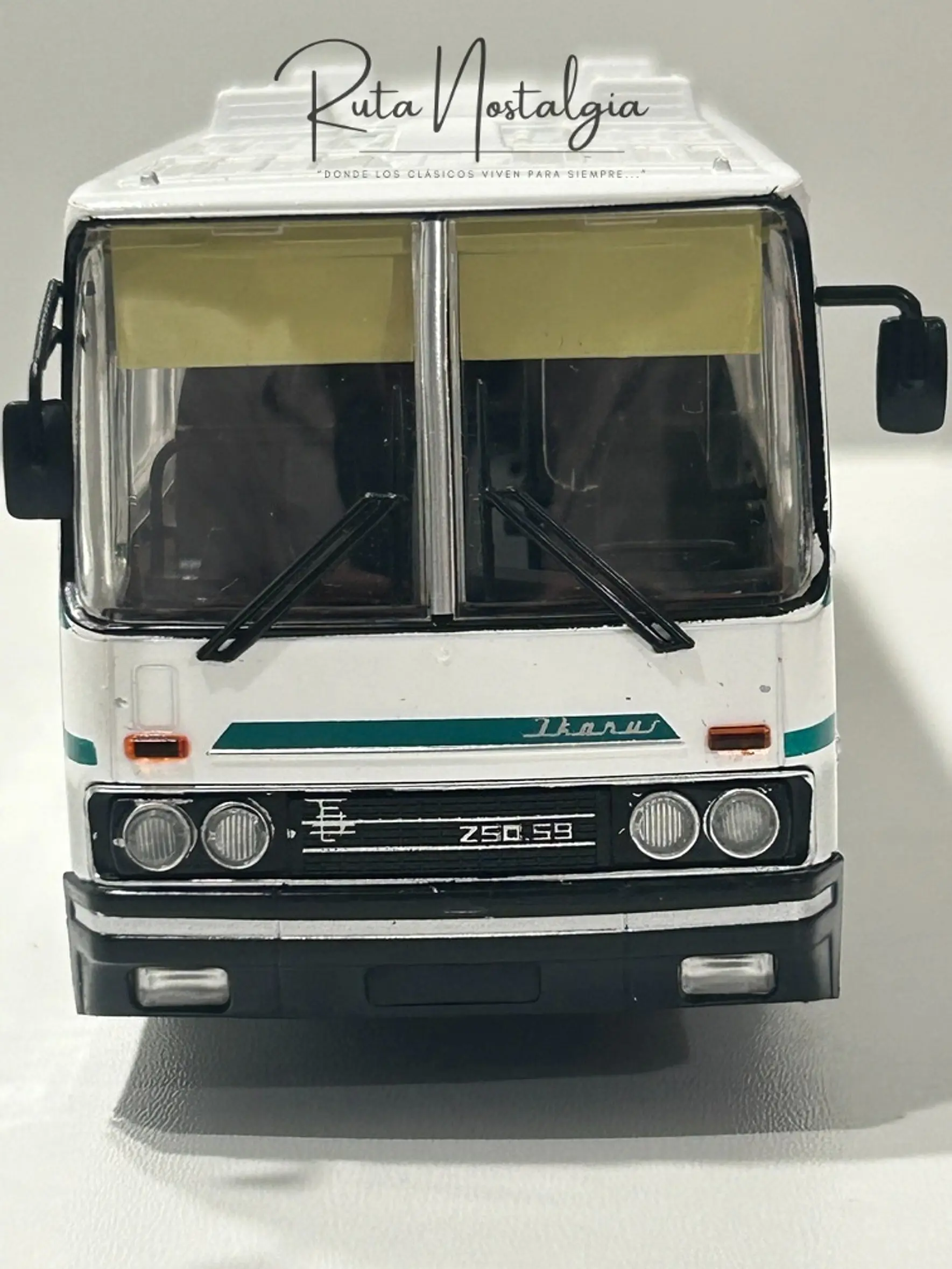 Bus Ikarus 250.59 Premium ClassiXXs 1:43 blanco/verde – Bus interurbano húngaro clásico de colección  2
